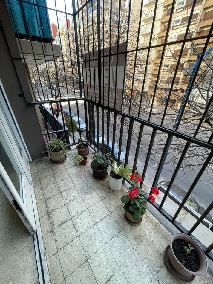 Dpto 3 ambientes al frente con balcon - sobre avenida - Macrocentro