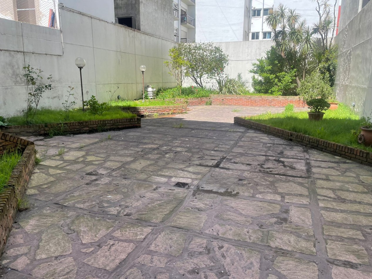 Departamento de 1 ambiente amplio con terraza al frente y cochera en La Perla