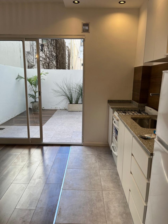 Departamento con patio reciclado plaza Colon - Macrocentro