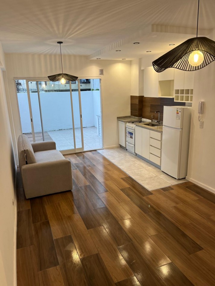 Departamento con patio reciclado plaza Colon - Macrocentro