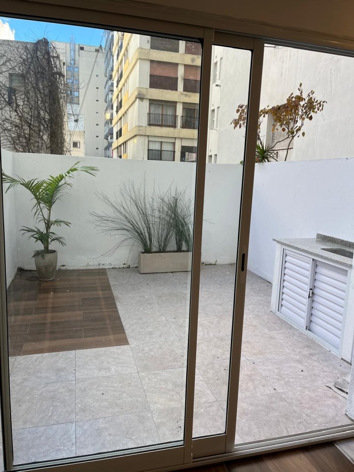 Departamento con patio reciclado plaza Colon - Macrocentro