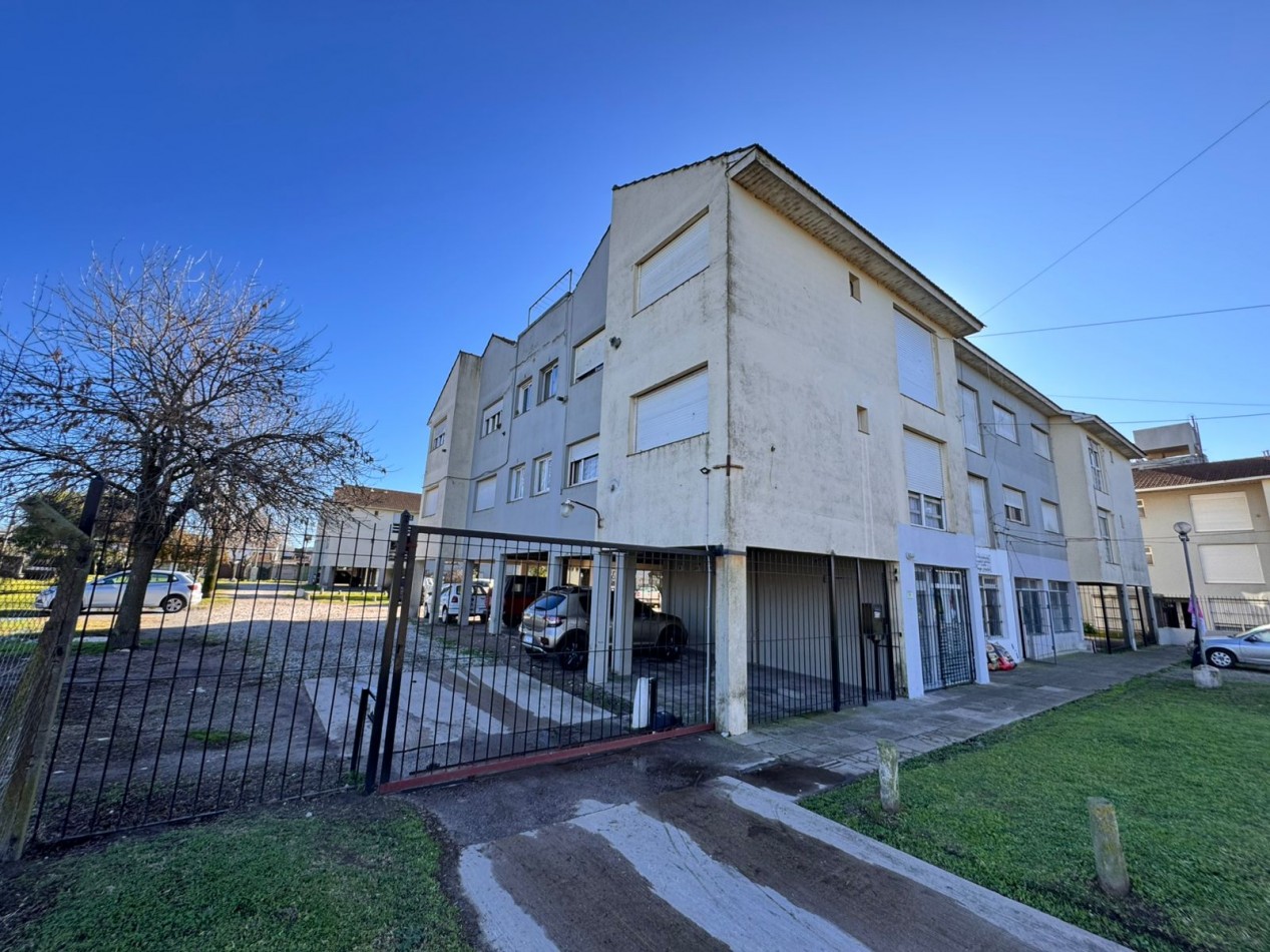 Departamento 3 ambientes con espacio de cochera - 