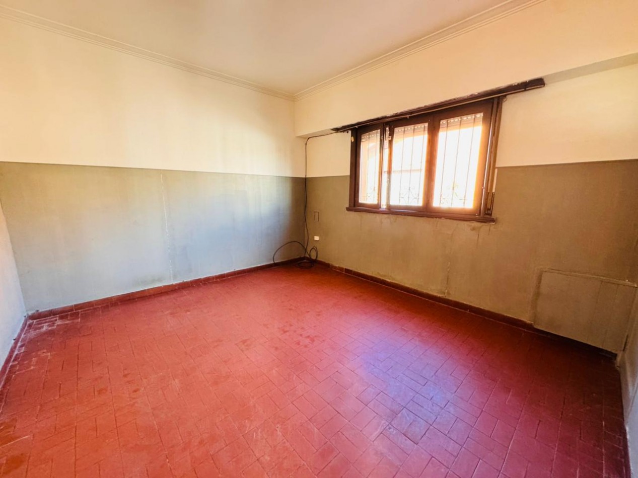 Casa en PH 3 ambientes con patio - Las Avenidas- .