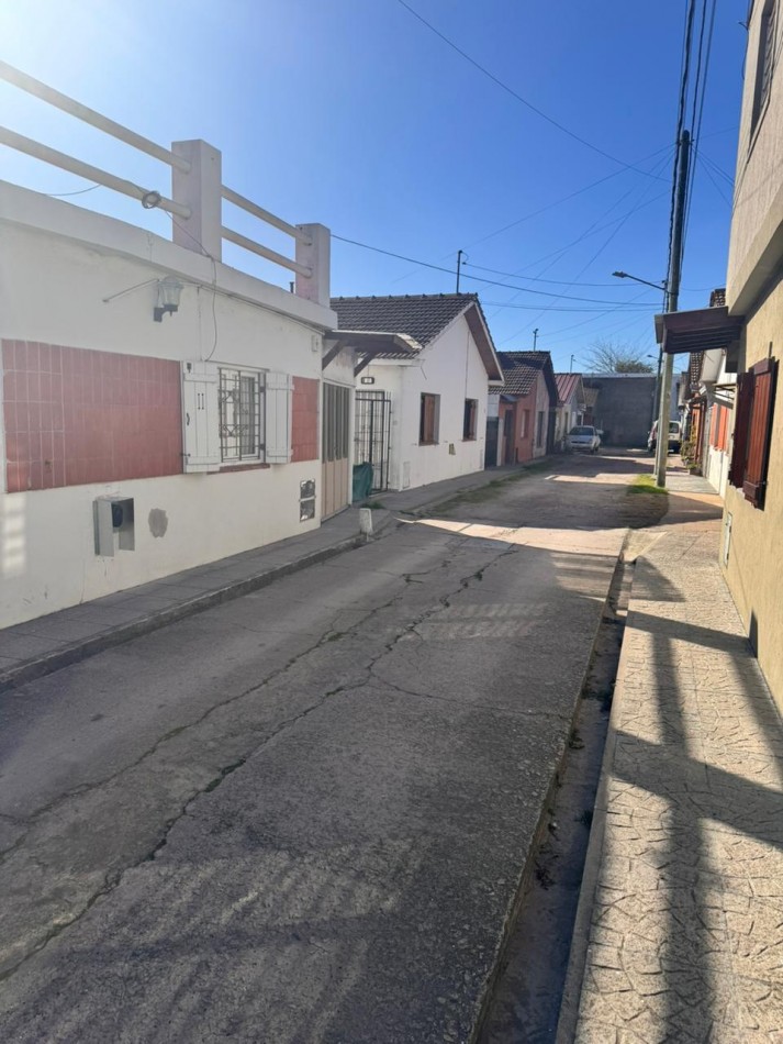 Casa en PH 3 ambientes con patio - Las Avenidas- .