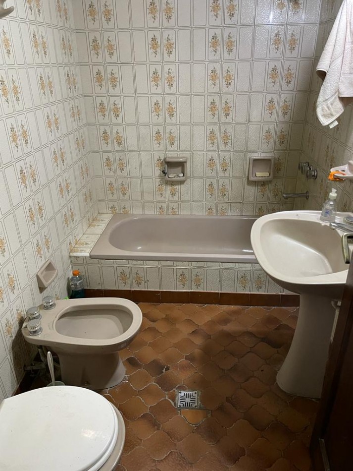 CHALET DE EPOCA 3 AMB CON HABITACION DE SERVICIO Y COCHERA -  GUEMES