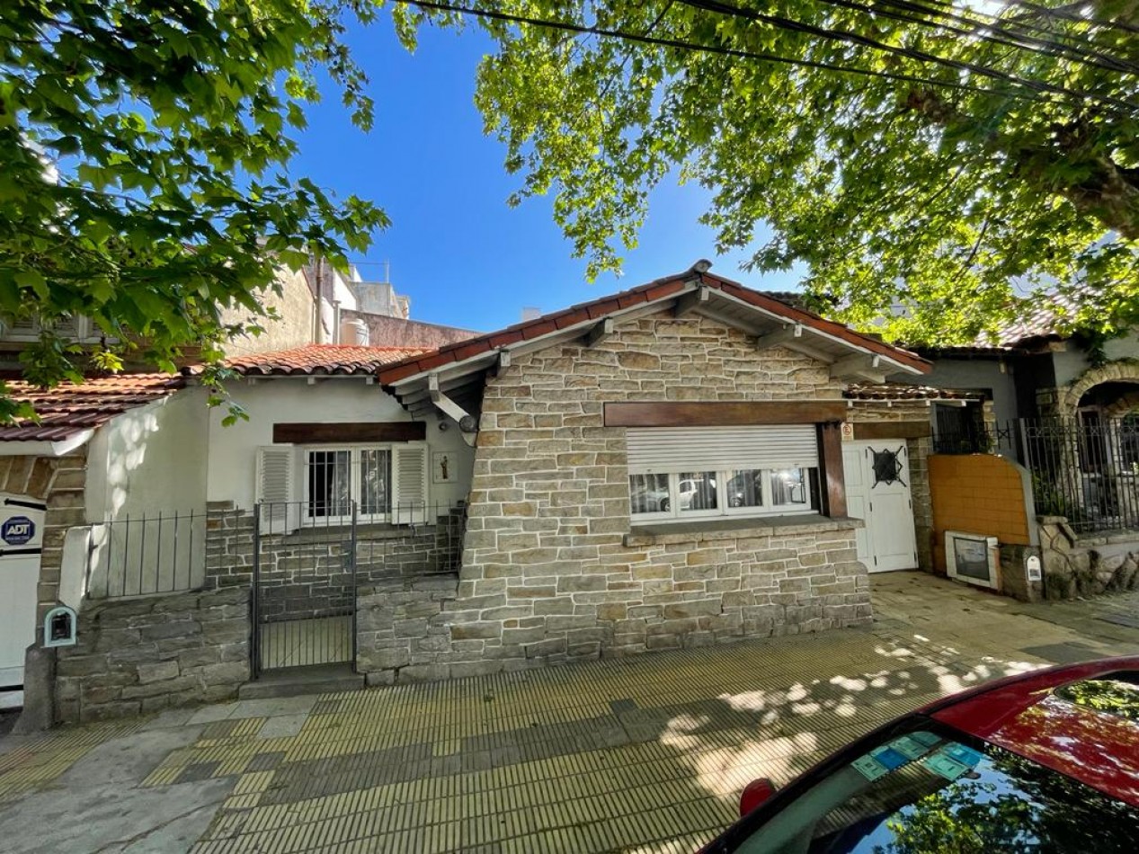 CHALET DE EPOCA 3 AMB CON HABITACION DE SERVICIO Y COCHERA -  GUEMES