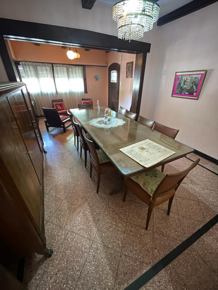 CHALET DE EPOCA 3 AMB CON HABITACION DE SERVICIO Y COCHERA -  GUEMES