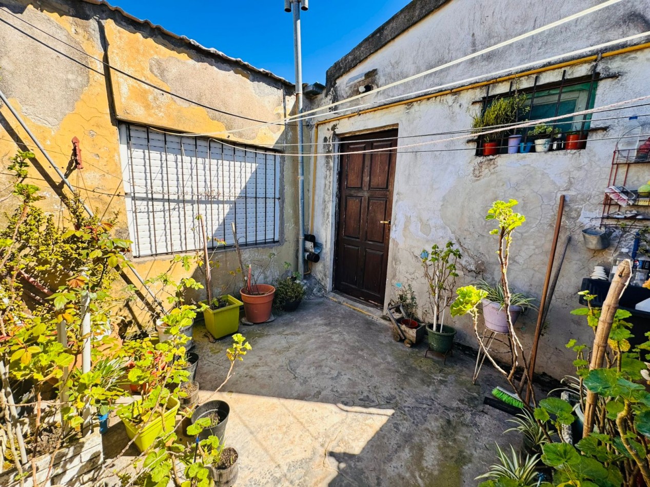 Casa tres ambientes con garage  + dpto tres ambientes .