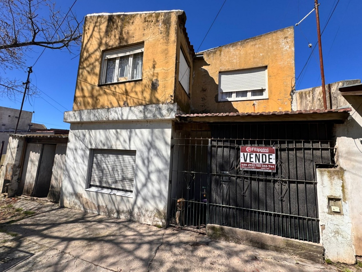 Casa tres ambientes con garage  + dpto tres ambientes .
