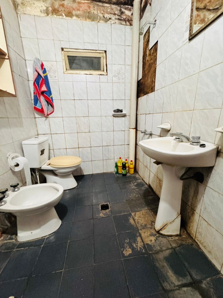 Casa tres ambientes con garage  + dpto tres ambientes .