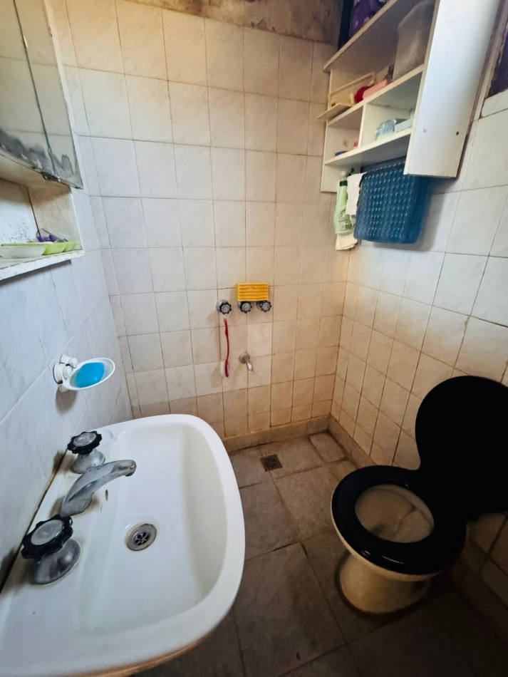 Casa tres ambientes con garage  + dpto tres ambientes .
