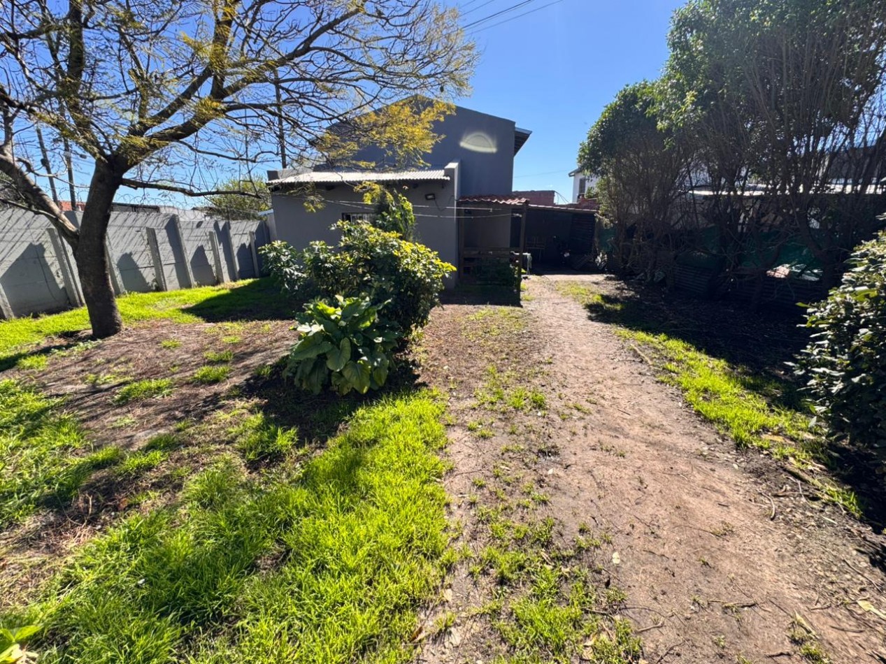 Casa 2 ambientes con parque - con cercania Av. Mario Bravo y Edison - APTA CREDITO