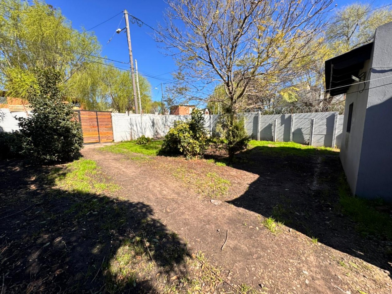 Casa 2 ambientes con parque - con cercania Av. Mario Bravo y Edison - APTA CREDITO