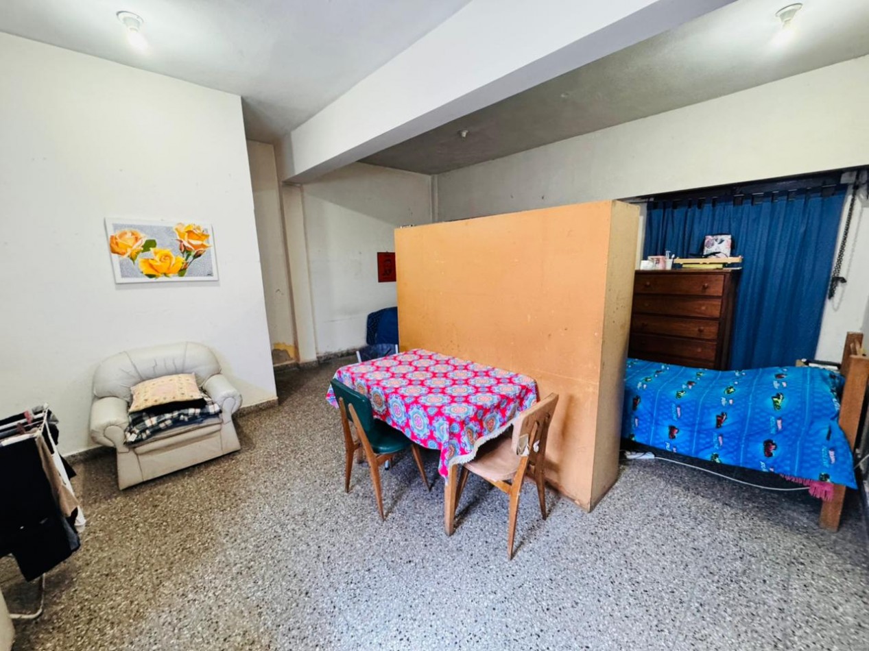 Casa tres ambientes + dos locales .