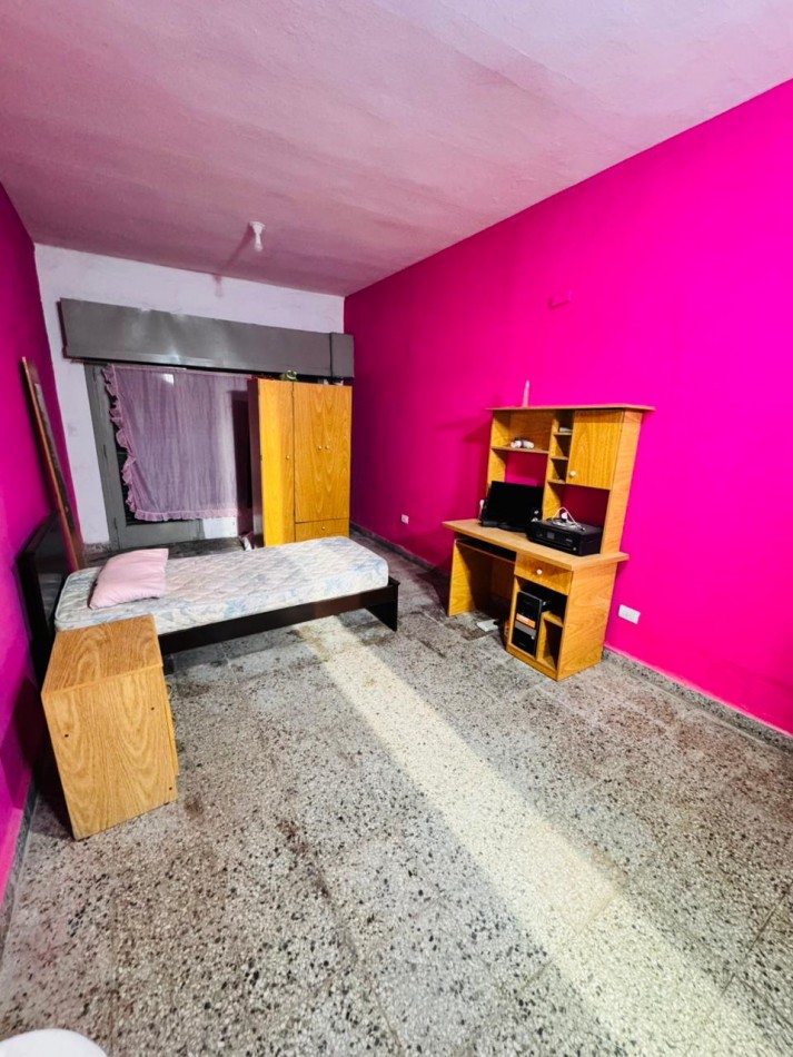 Casa tres ambientes + dos locales .
