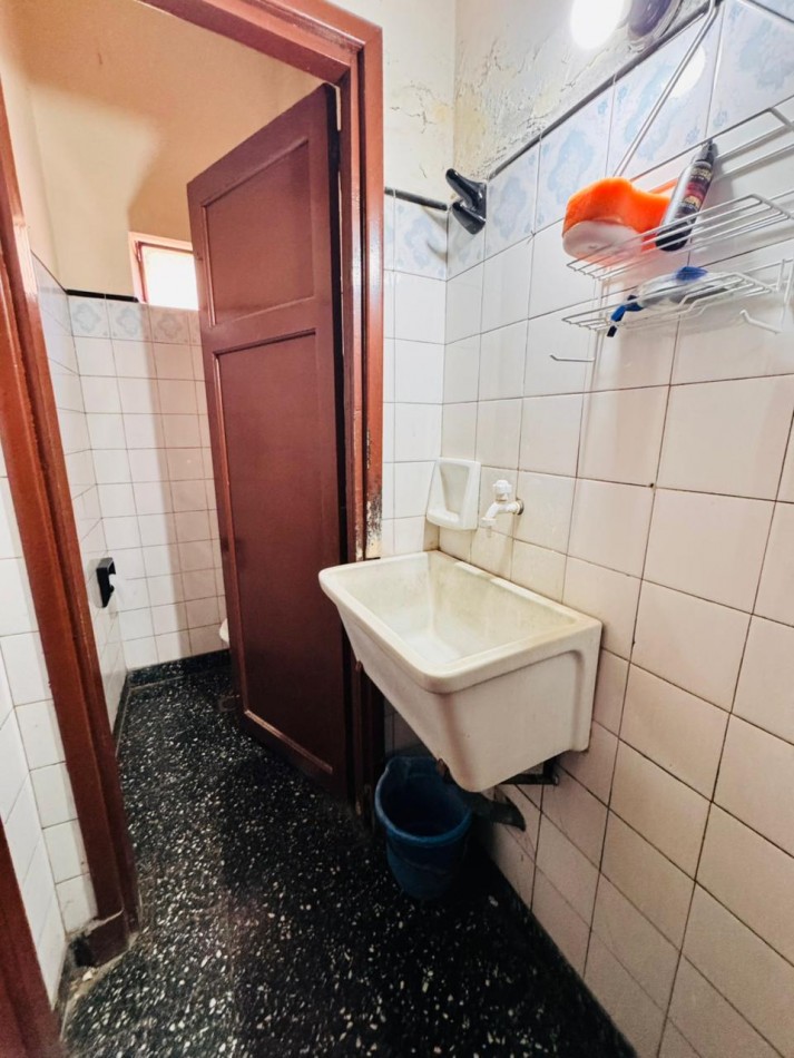 Casa tres ambientes + dos locales .