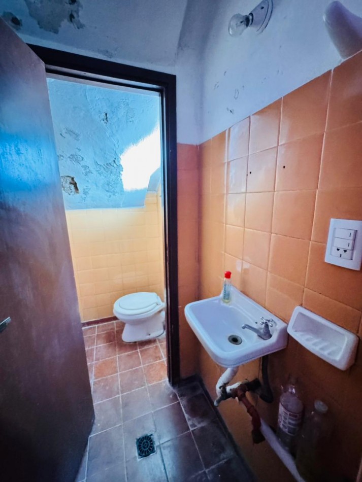 Casa tres ambientes + dos locales .