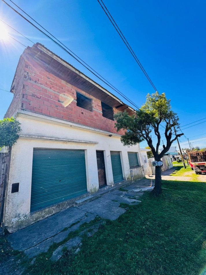 Casa tres ambientes + dos locales .