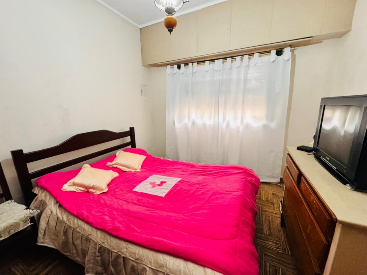 Casa tres ambientes + dos locales .