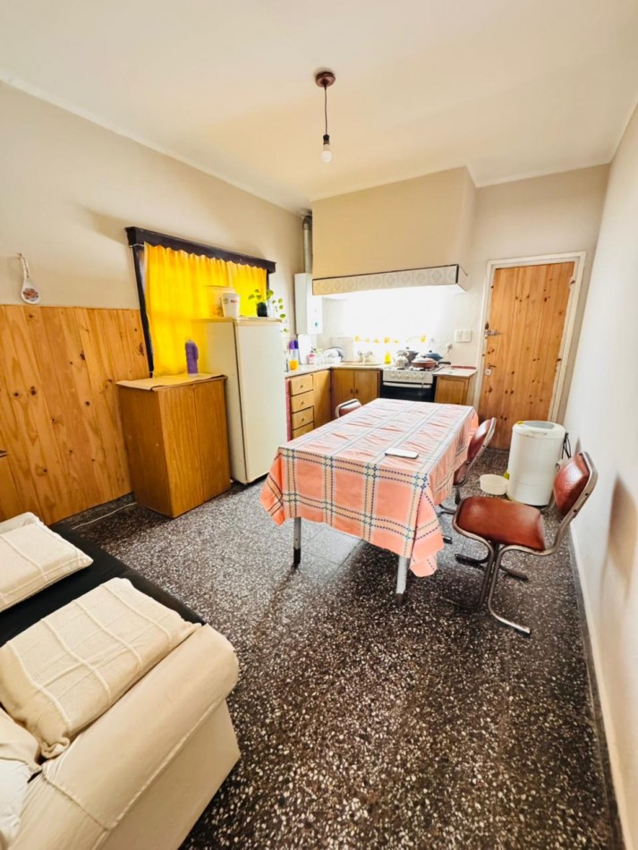 Casa tres ambientes + dos locales .