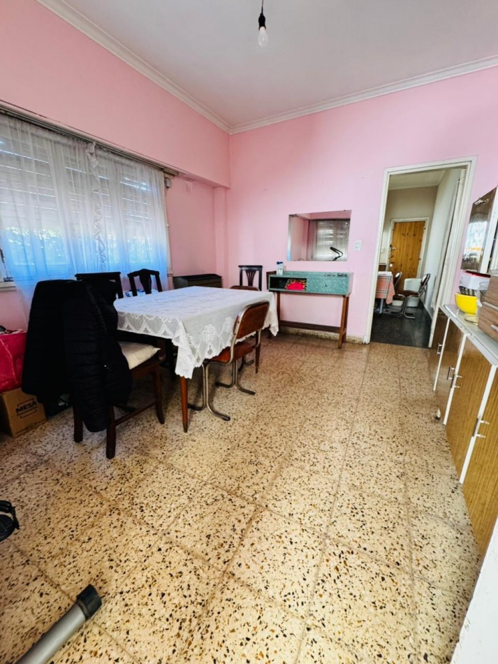 Casa tres ambientes + dos locales .