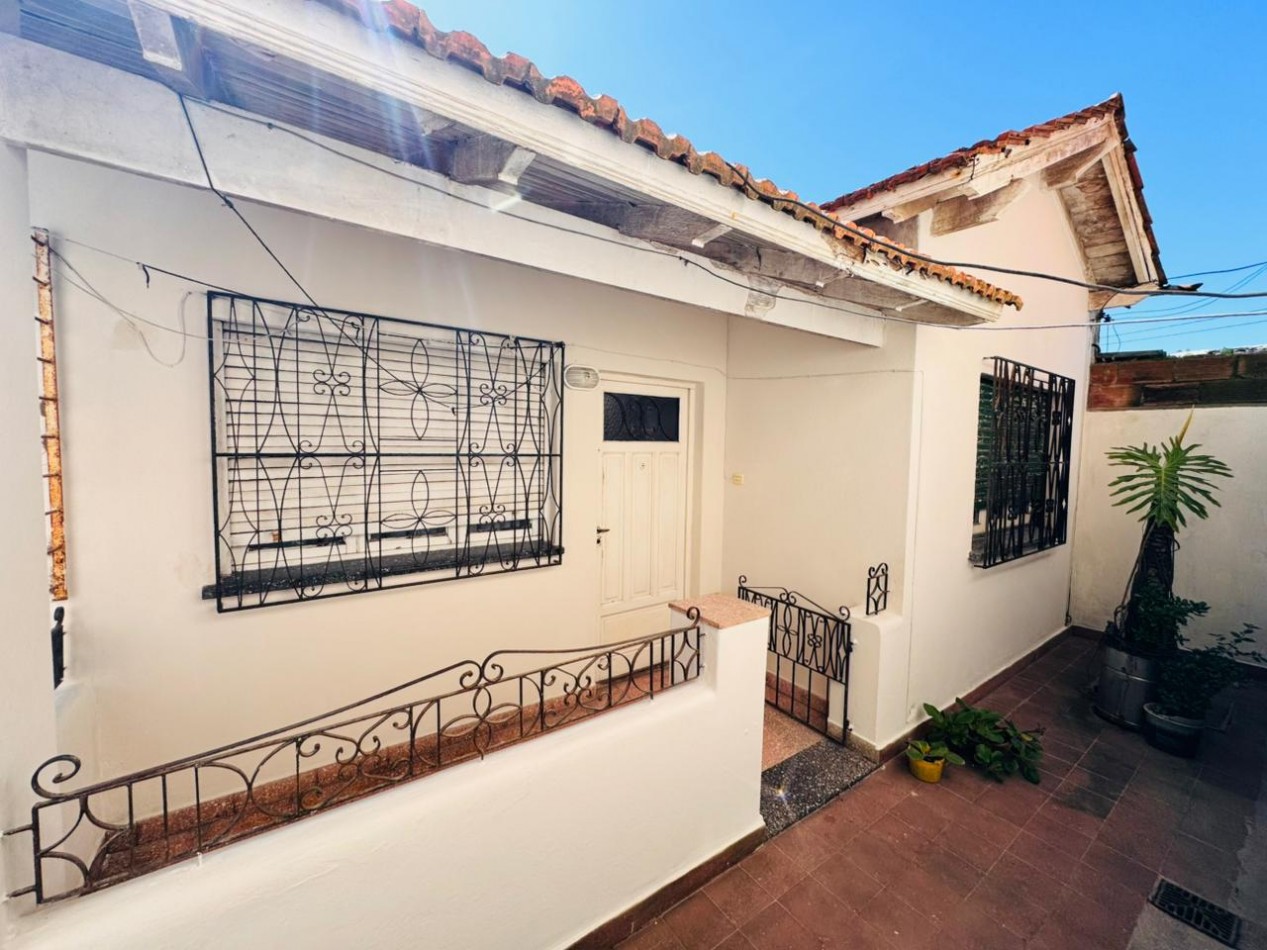 Casa tres ambientes + dos locales .