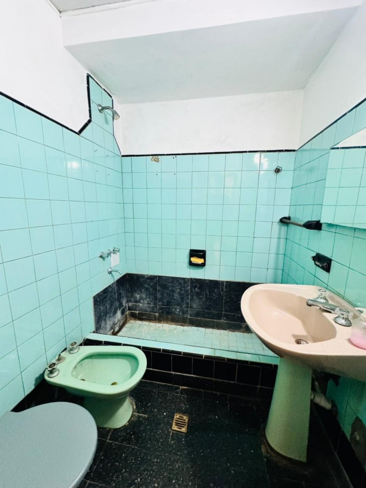 Casa tres ambientes + dos locales .