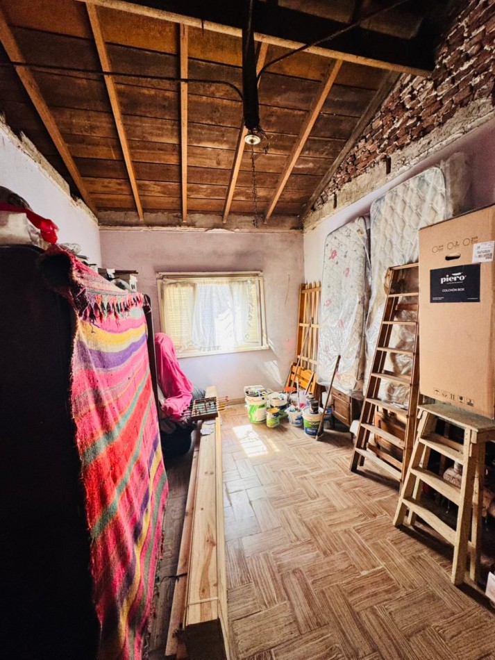 Casa tres ambientes + dos locales .
