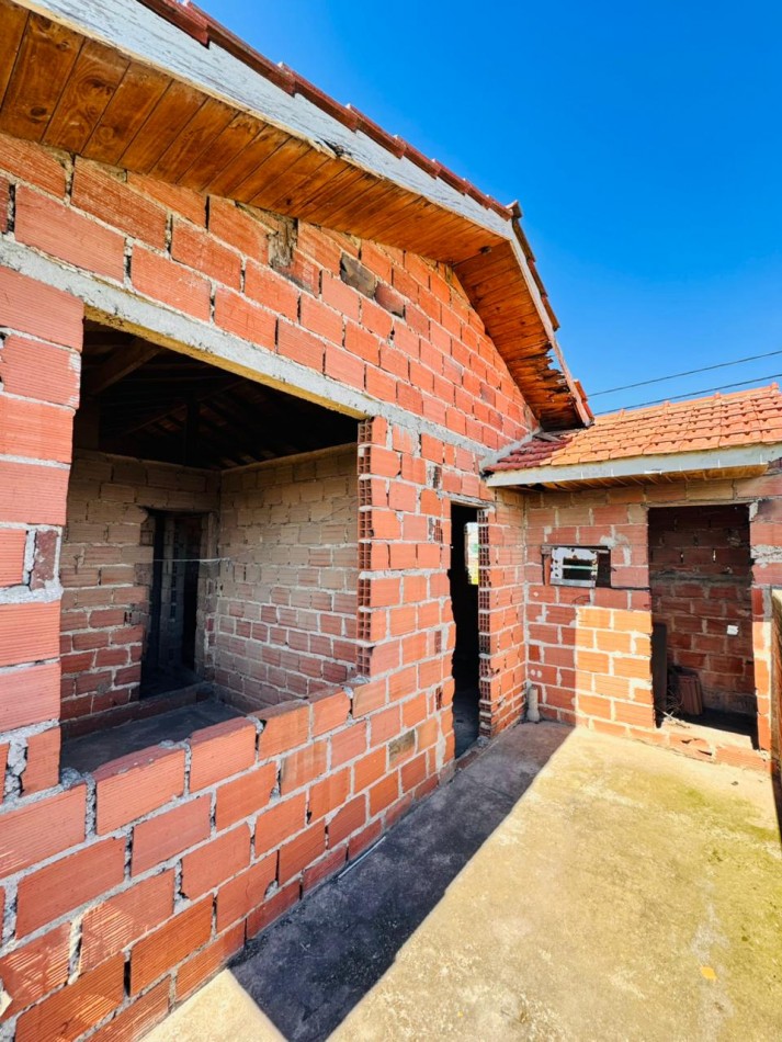 Casa tres ambientes + dos locales .