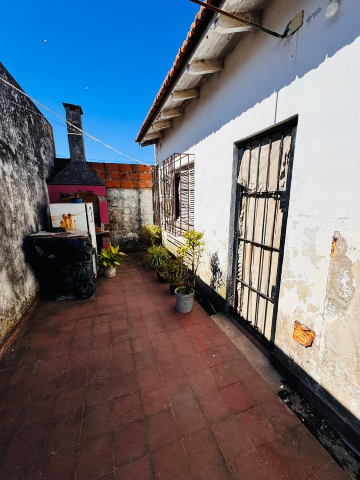 Casa tres ambientes + dos locales .