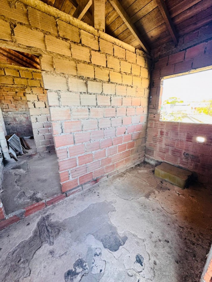 Casa tres ambientes + dos locales .