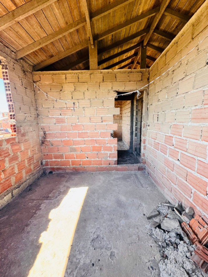 Casa tres ambientes + dos locales .