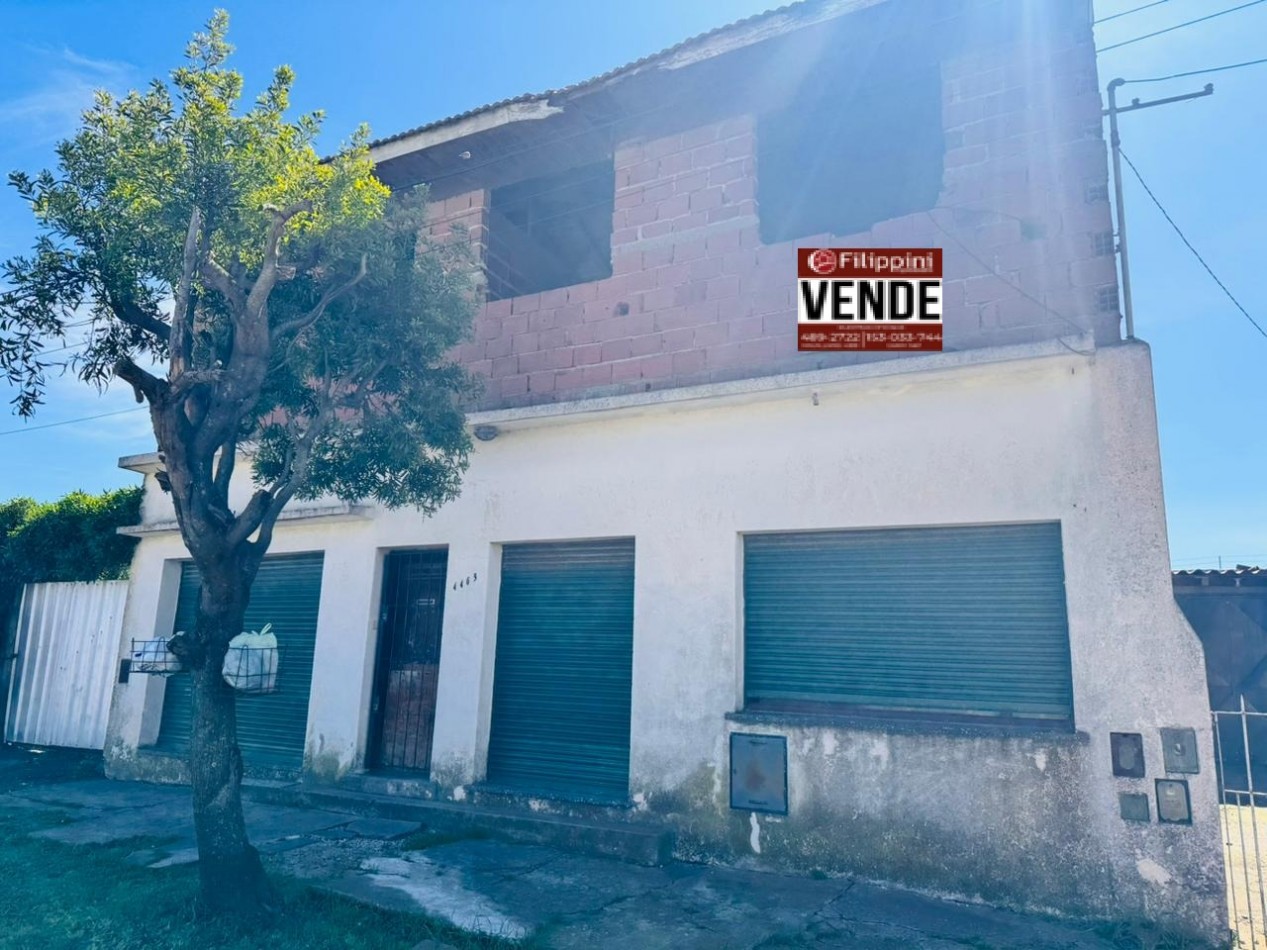 Casa tres ambientes + dos locales .