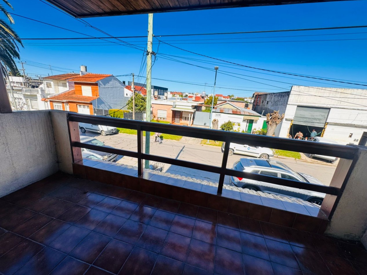 CASA EN PH 4 AMB AL FRENTE CON COCHERA - LOURDES