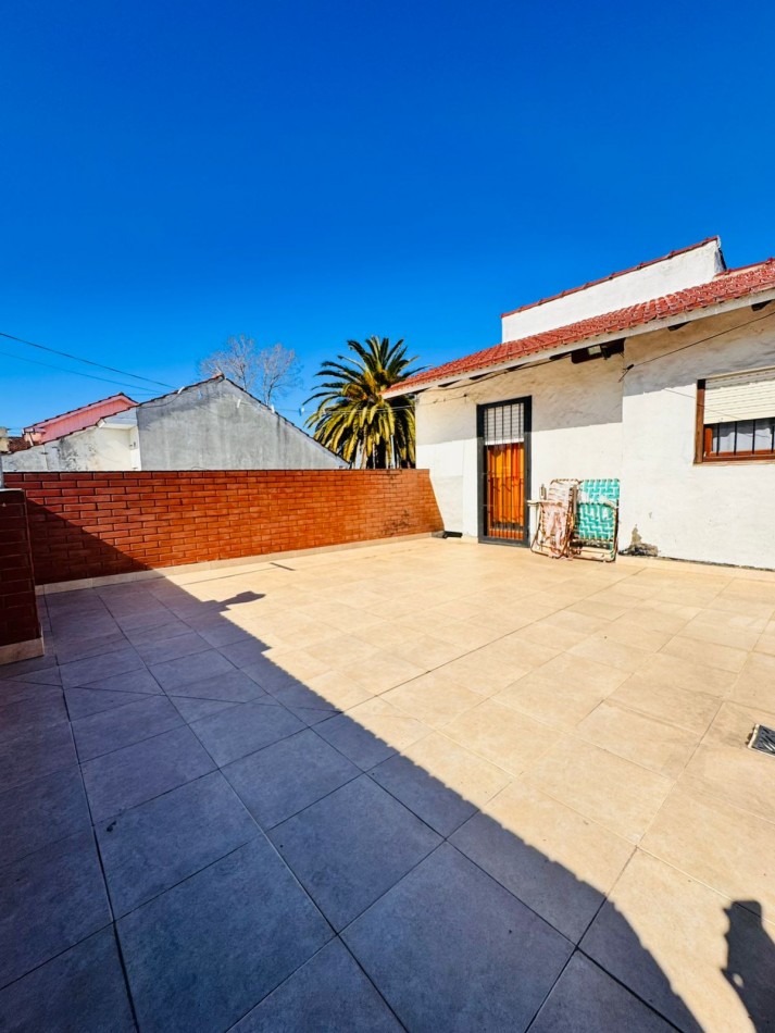 CASA EN PH 4 AMB AL FRENTE CON COCHERA - LOURDES