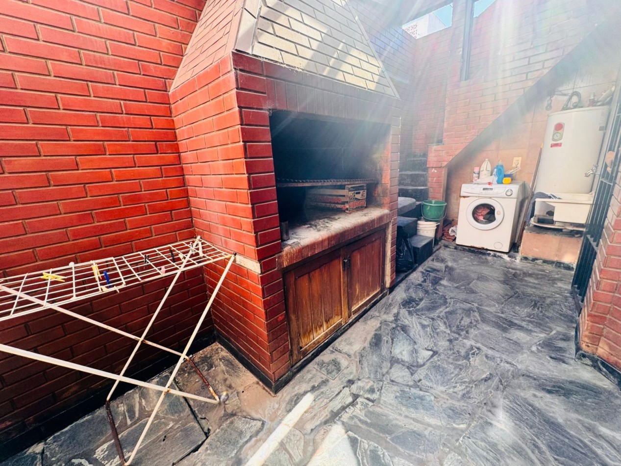 CASA EN PH 4 AMB AL FRENTE CON COCHERA - LOURDES