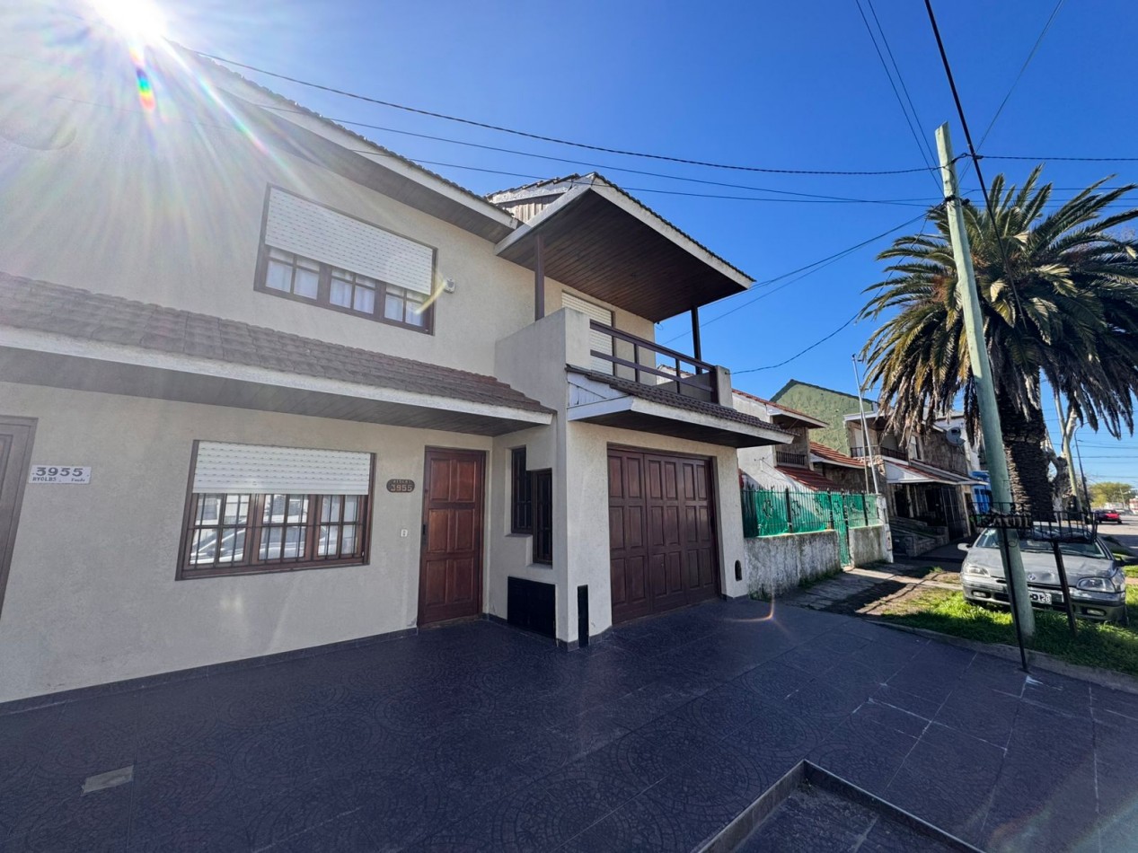 CASA EN PH 4 AMB AL FRENTE CON COCHERA - LOURDES