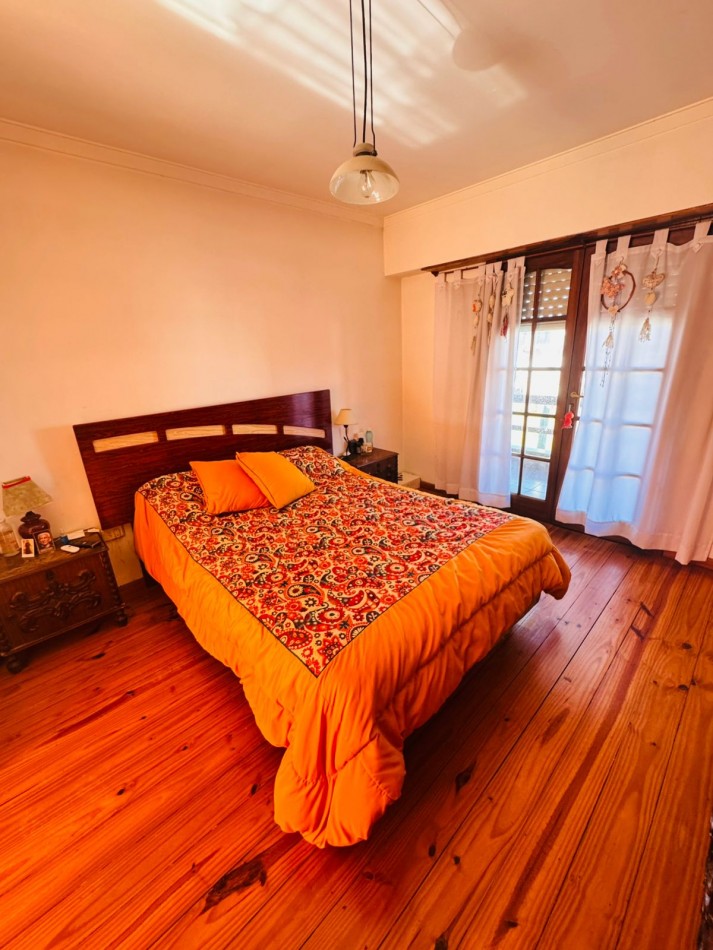 CASA EN PH 4 AMB AL FRENTE CON COCHERA - LOURDES