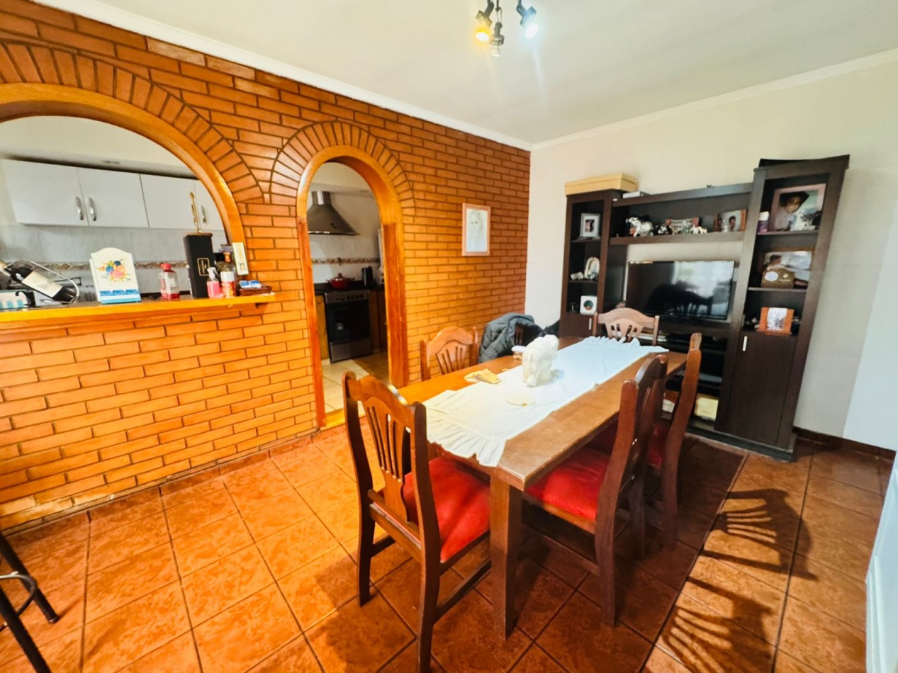 CASA EN PH 4 AMB AL FRENTE CON COCHERA - LOURDES