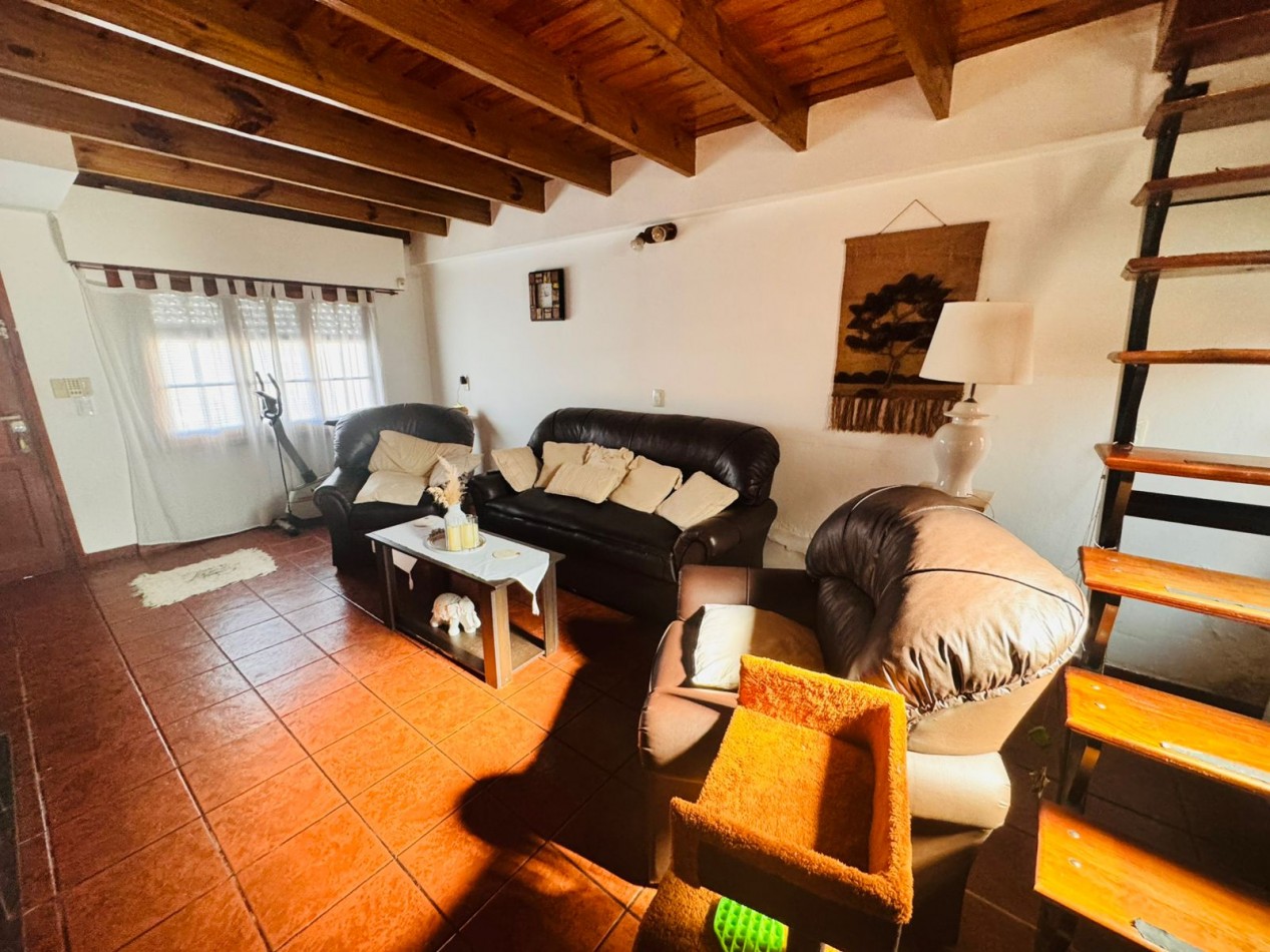 CASA EN PH 4 AMB AL FRENTE CON COCHERA - LOURDES