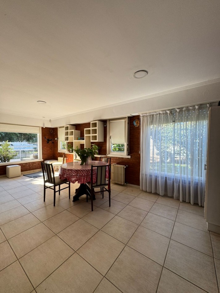 CASA 3 AMBIENTES CON COCHERA - BARRIO JARDIN