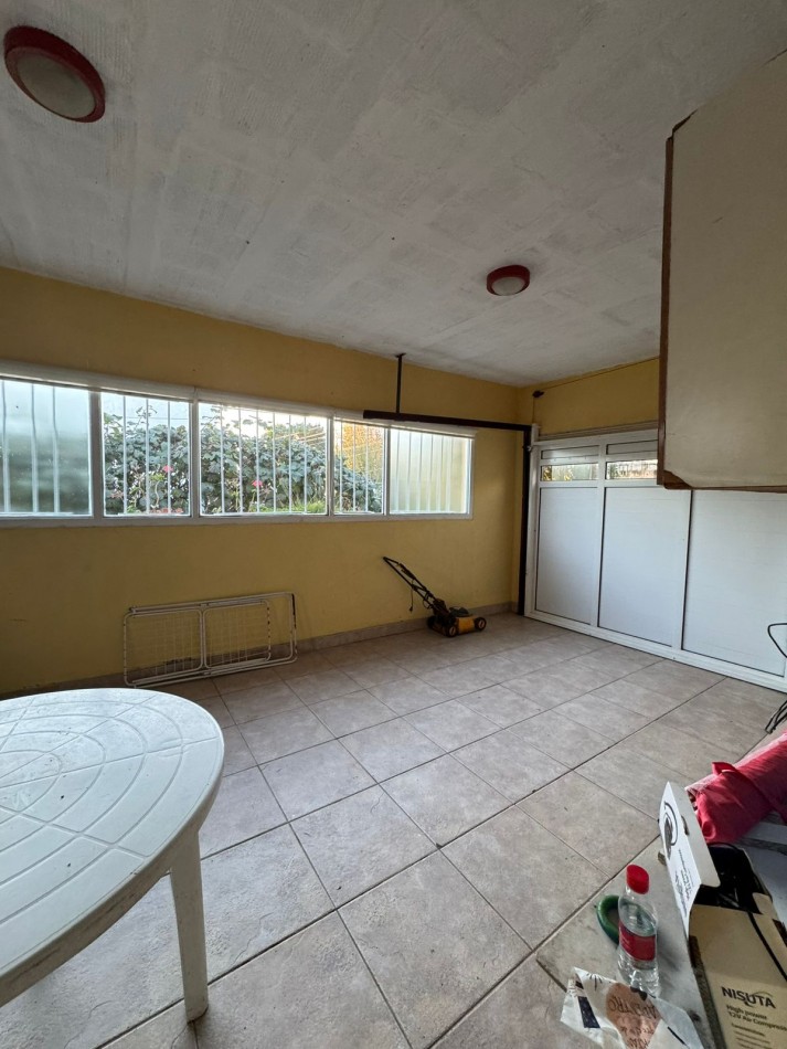 CASA 3 AMBIENTES CON COCHERA - BARRIO JARDIN