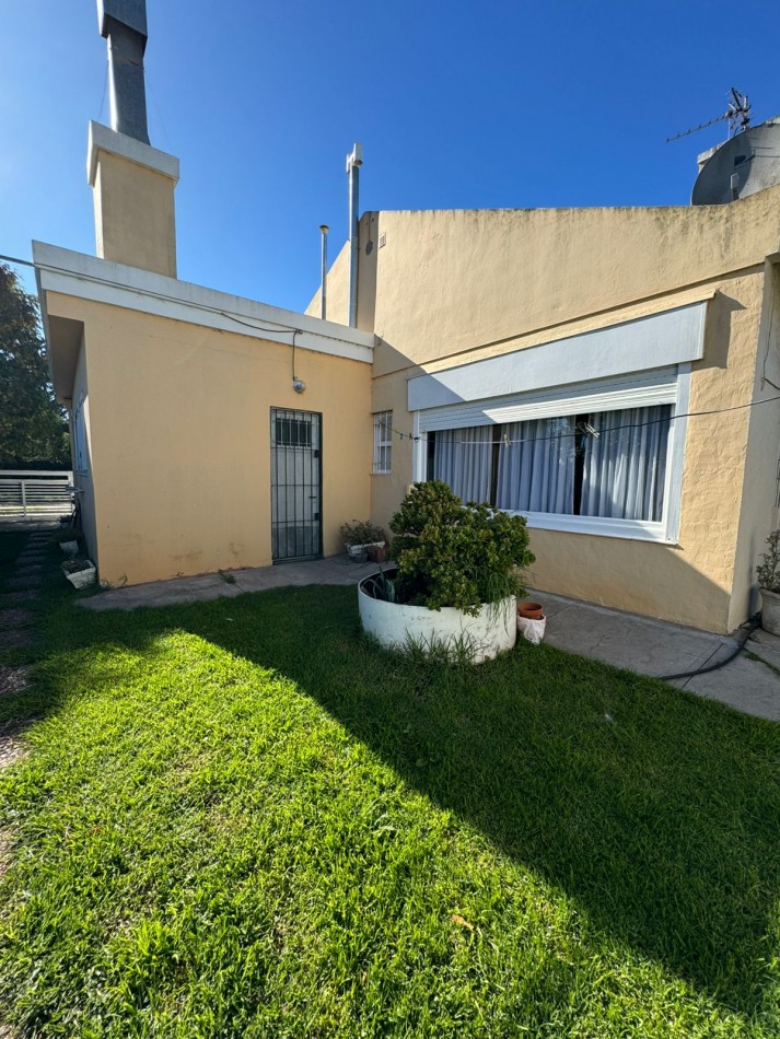 CASA 3 AMBIENTES CON COCHERA - BARRIO JARDIN