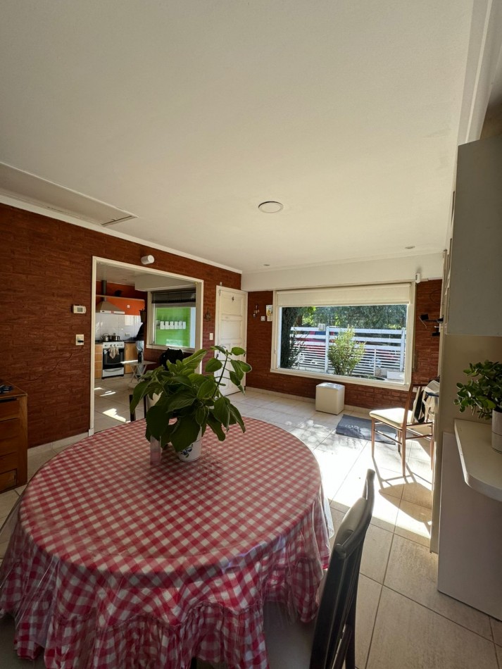 CASA 3 AMBIENTES CON COCHERA - BARRIO JARDIN