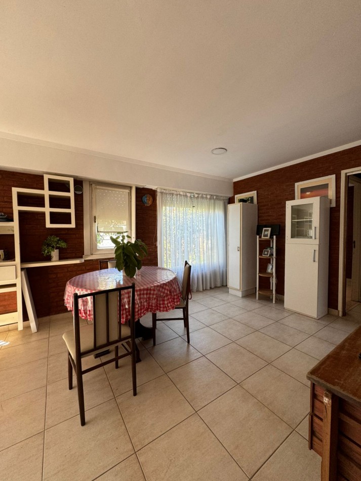 CASA 3 AMBIENTES CON COCHERA - BARRIO JARDIN