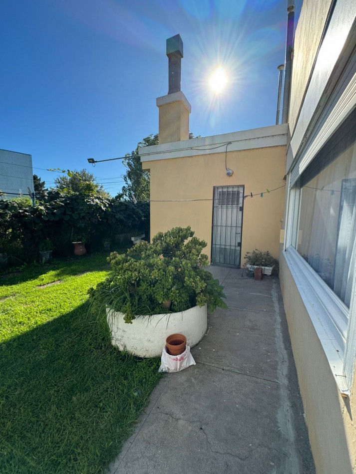 CASA 3 AMBIENTES CON COCHERA - BARRIO JARDIN