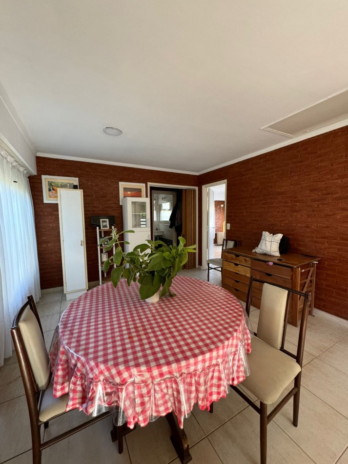 CASA 3 AMBIENTES CON COCHERA - BARRIO JARDIN