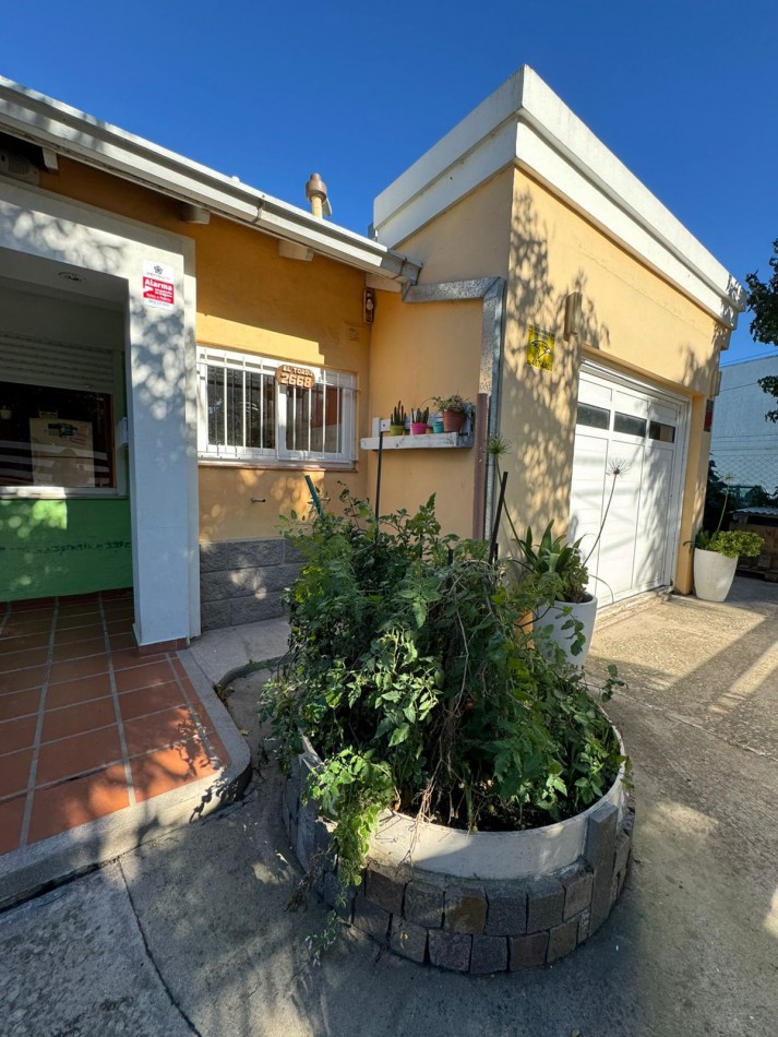 CASA 3 AMBIENTES CON COCHERA - BARRIO JARDIN