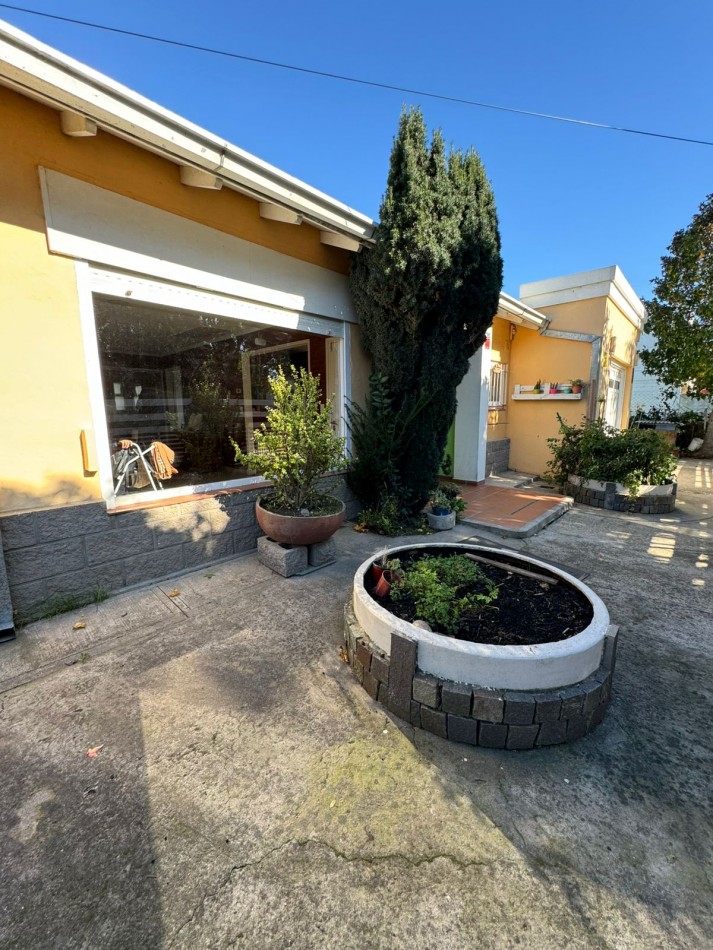 CASA 3 AMBIENTES CON COCHERA - BARRIO JARDIN