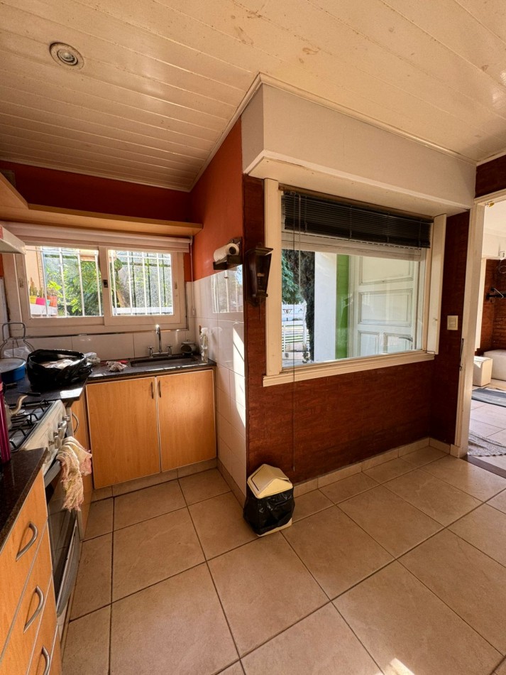 CASA 3 AMBIENTES CON COCHERA - BARRIO JARDIN
